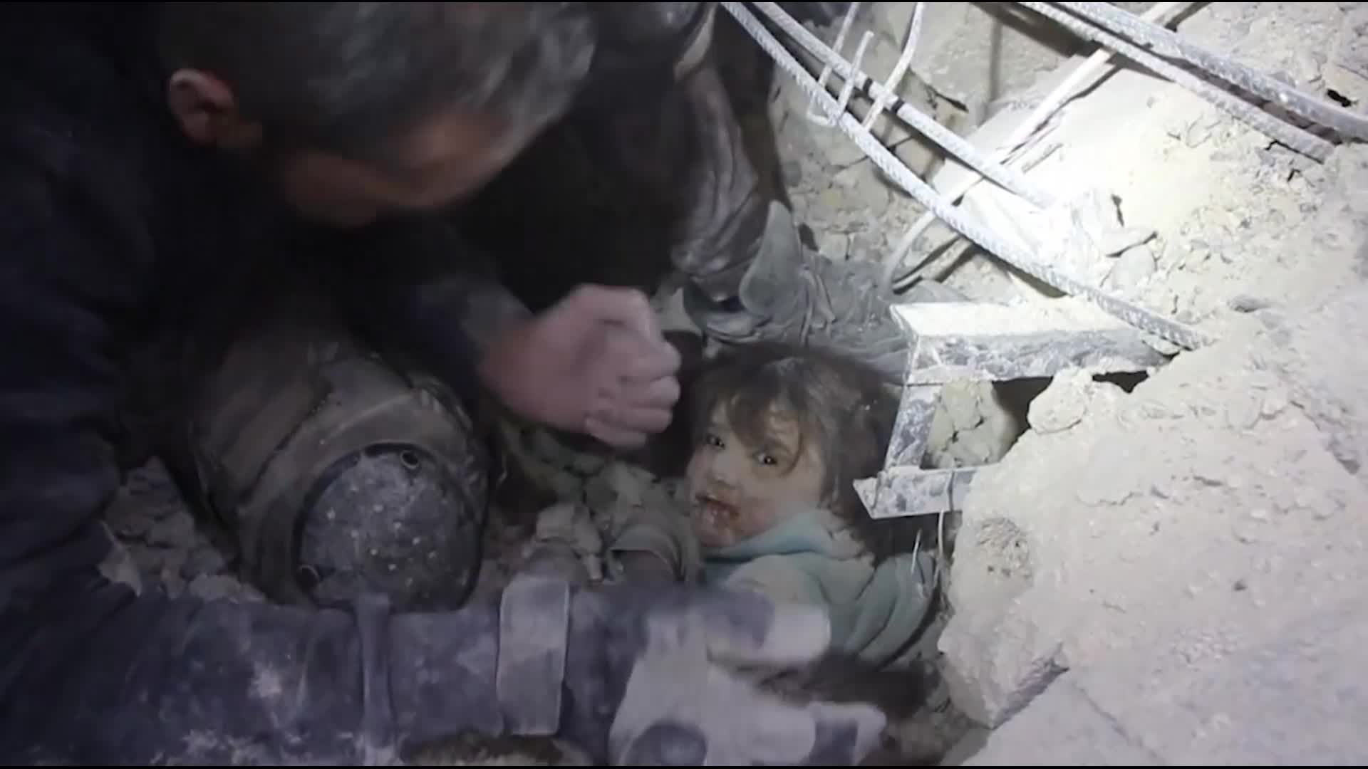 انتشال طفلة في ريف حلب